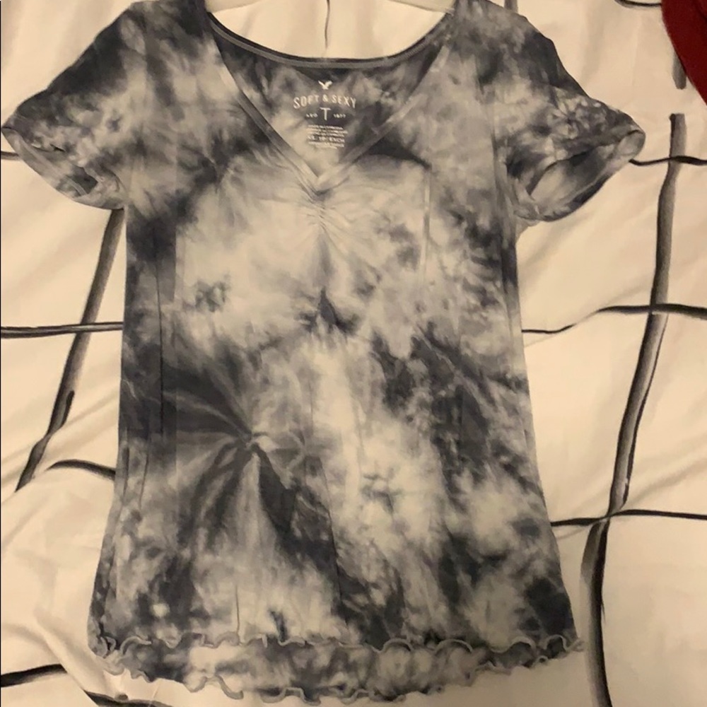 American Eagle grey v neck shirt